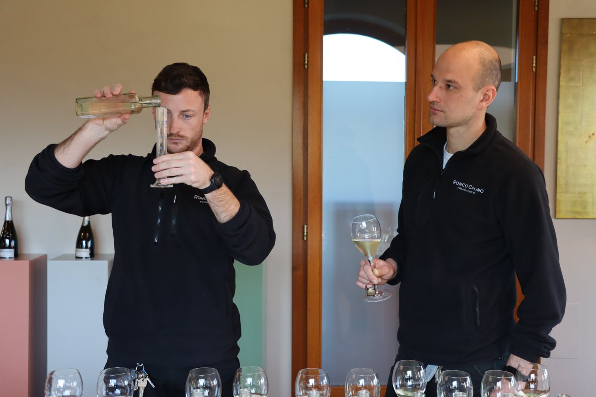 roncocalino's tweet photo. Il processo di creazione di una cuvée armoniosa per noi inizia in vigna, con la valorizzazione di ogni singolo cru, e termina in cantina, con la selezione dei vini base che, una volta assemblati, daranno vita ai Franciacorta di domani. 

#roncocalino #franciacorta #cuvée https://t.co/sahXL22q5p