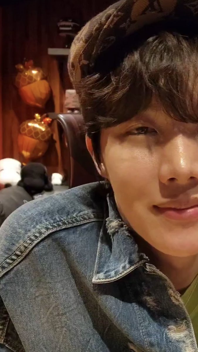 CleideO77997263's tweet photo. HappyB Day HOPE#HappyBirthdayJhope https://t.co/ni2qXvGh74