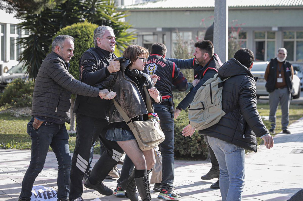 KampusCadi's tweet photo. "Uzaktan Eğitim İstemiyoruz" demek için toplanan arkadaşlarımızı işkenceyle gözaltına alanlar hesap verecek! 

Gözaltındaki arkadaşlarımızın tuvalet hakkı saatlerce engellendi. Arkadaşlarımızı derhal serbest bırakın!

#OnlineEğitimİstemiyoruz https://t.co/VirMkWtqy4