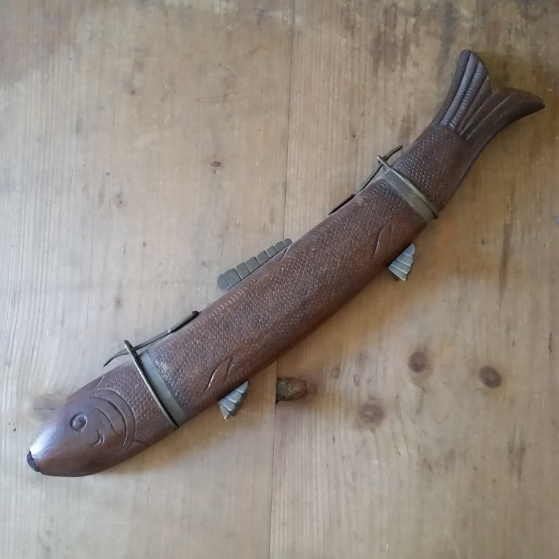 PumpjackP's tweet image. Vintage FISHERMAN'S CARVING SET of Large Knife and Fork in Fish shape wooden holder - Etsy France buff.ly/411gcoA #pumpjackpiddlewick #fishing #fisherman #fishermangift #fishinggift #fishingknife #carvingset #lent #fish #giftforhim #anniversarygift #husbandgift #giftidea