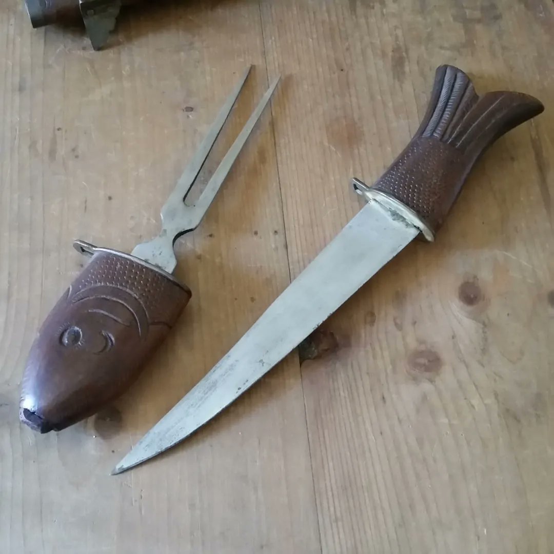 PumpjackP's tweet image. Vintage FISHERMAN'S CARVING SET of Large Knife and Fork in Fish shape wooden holder - Etsy France buff.ly/411gcoA #pumpjackpiddlewick #fishing #fisherman #fishermangift #fishinggift #fishingknife #carvingset #lent #fish #giftforhim #anniversarygift #husbandgift #giftidea