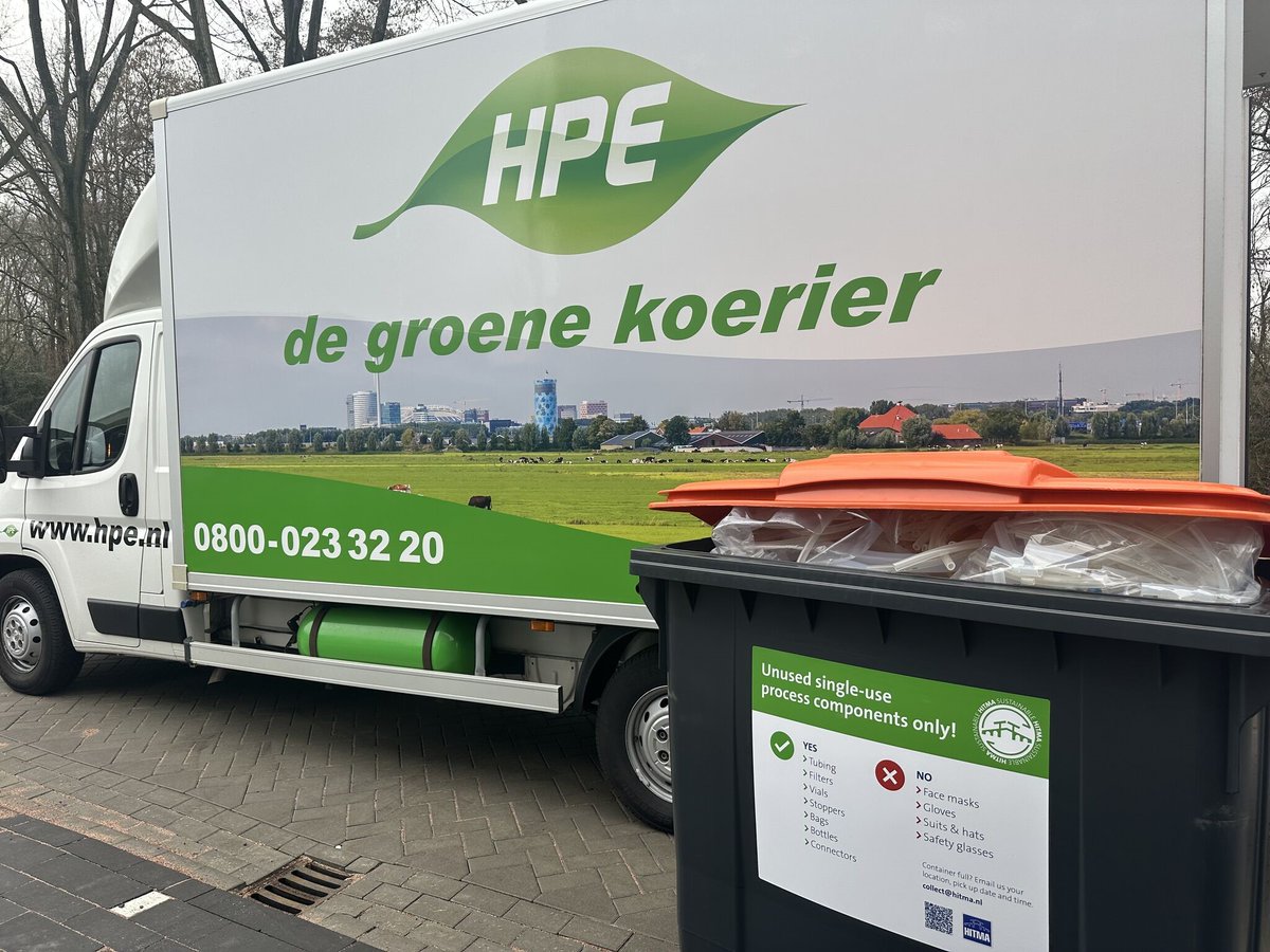 Vandaag werden de eerste volle containers van UltraPure International opgehaald. Deze single-use componenten waarvan de shelf life is vervallen, worden naar de Biotech Training Facility in Leiden gebracht waar ze nog prima kunnen worden gebruikt voor trainingsdoeleinden.