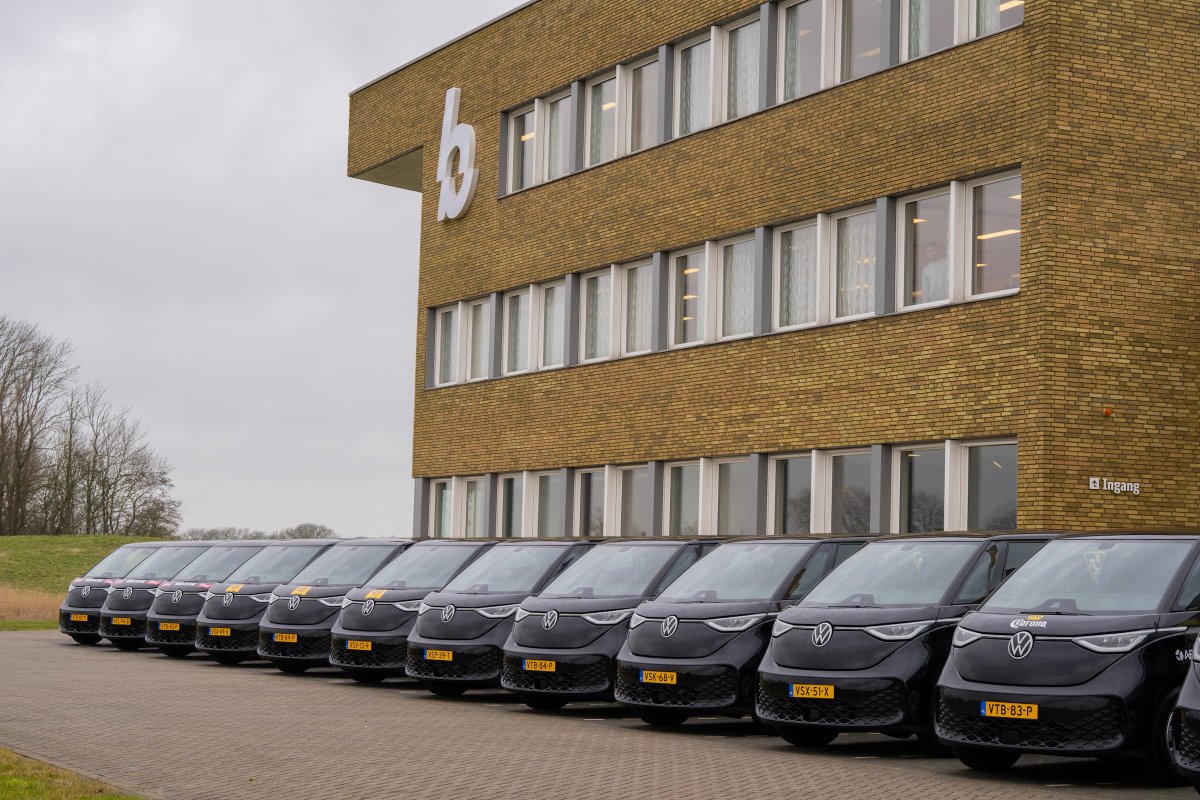 Een mooie aflevering bij @hamiltonbright samen met van den brug. Met het oog op de toekomst en verduurzaming heeft Hamilton Bright gekozen voor de ID.Buzz. Vandaag ontvingen 13 bestuurders hun nieuwe ID.Buzz. Veel fijne kilometers toegewenst!