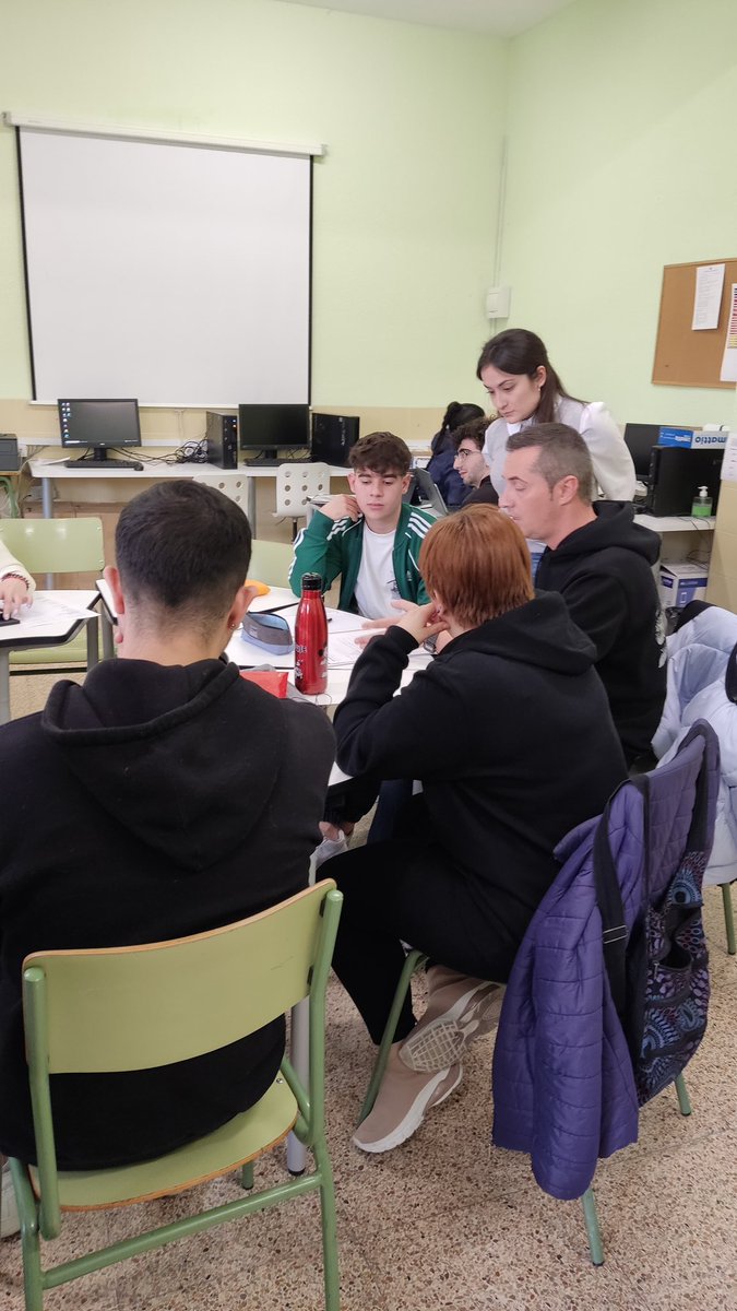 farmaciacostera's tweet photo. A les nostres aules tothom participa i col·labora! Paula i Joan, practicums del màster, ja exercint com a grans professionals. Gràcies per la vostra ajuda!
@FpCostera @farmaciacostera #DeconstruimFp https://t.co/kouHOohKzU