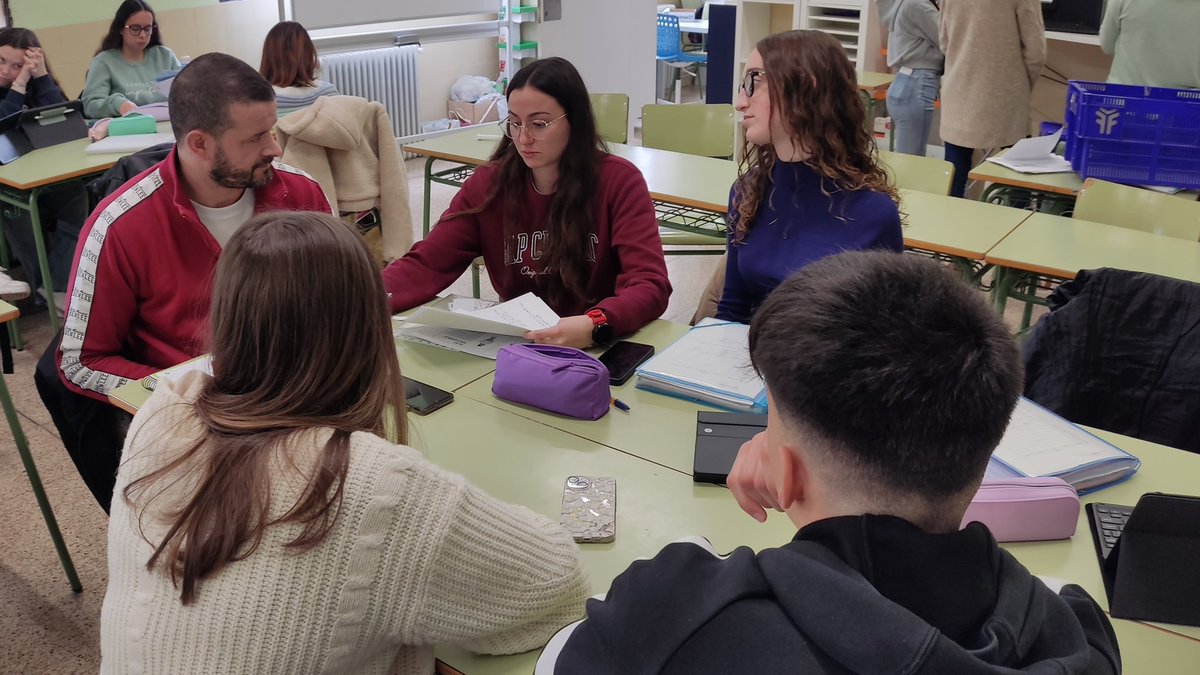 farmaciacostera's tweet photo. A les nostres aules tothom participa i col·labora! Paula i Joan, practicums del màster, ja exercint com a grans professionals. Gràcies per la vostra ajuda!
@FpCostera @farmaciacostera #DeconstruimFp https://t.co/kouHOohKzU