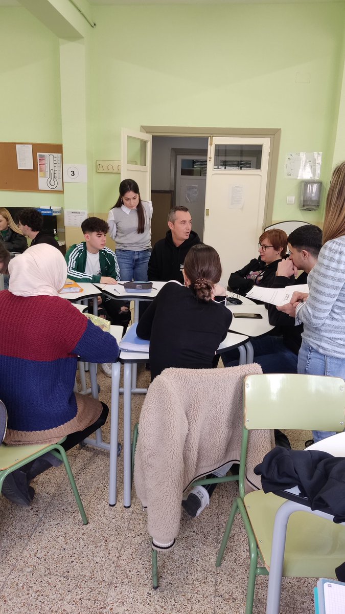 farmaciacostera's tweet photo. A les nostres aules tothom participa i col·labora! Paula i Joan, practicums del màster, ja exercint com a grans professionals. Gràcies per la vostra ajuda!
@FpCostera @farmaciacostera #DeconstruimFp https://t.co/kouHOohKzU