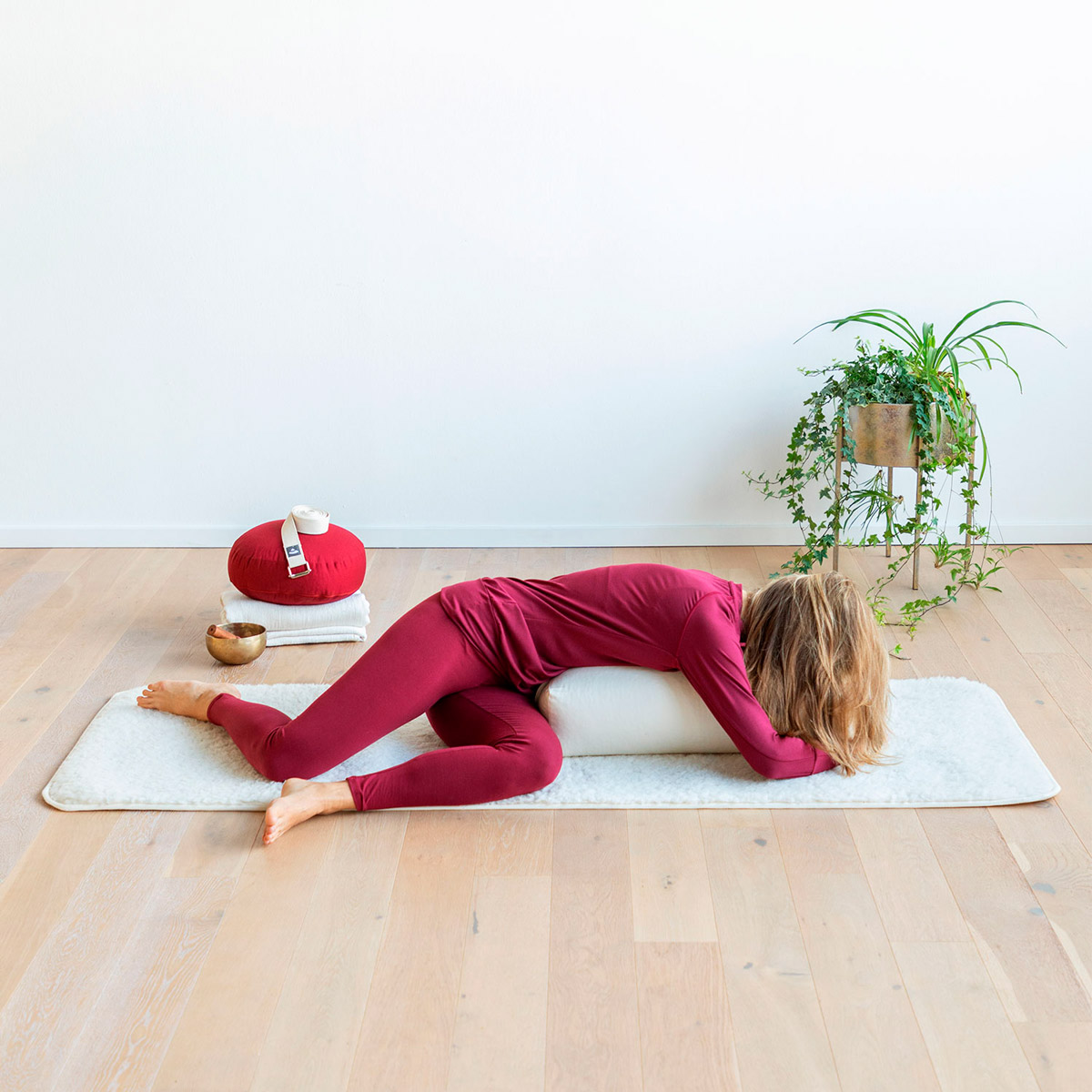 yogaes_com's tweet photo. Surya Premium:  Esterilla de yoga de lana virgen extra gruesa y tierna está hecha 100 % de lana virgen de oveja (pelo alto, 1500 g/m²) y tiene un borde de algodón.
  
✔Ideal para Yoga Nidra, Relajación, Iyengar, Yinyoga.

🏡Ponte cómad@ en casa. https://t.co/qHfgcQ0IJp