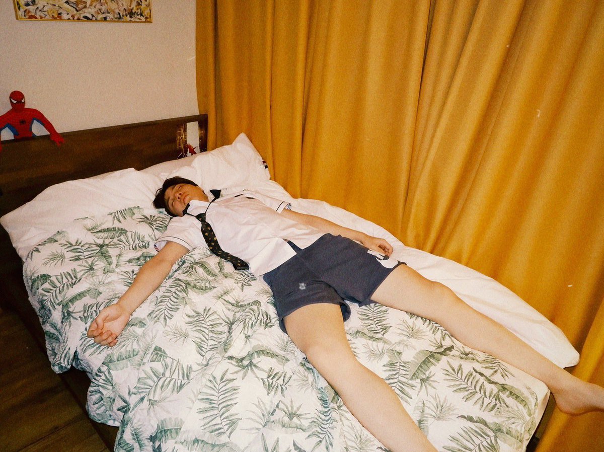 ปกติเขาหวงเตียงจะตาย ซาฮิต้องเอ็นดูคนเล็กแค่ไหน ฮือ5555555555 ปีก่อน แสบนี่ขั้นกว่าขึ้นเตียงคือไปนอนบนเตียงพี่เขาทั้งชุดนักเรียนเลย แล้วซาฮิก็เอ็นดูน้องแค่ไหนถึงขั้นถ่ายมาแฮปน้อง55555555555 ข้อยกเว้นของทุกอย่างจริงๆคนเล็กก 🥹🤏🏻