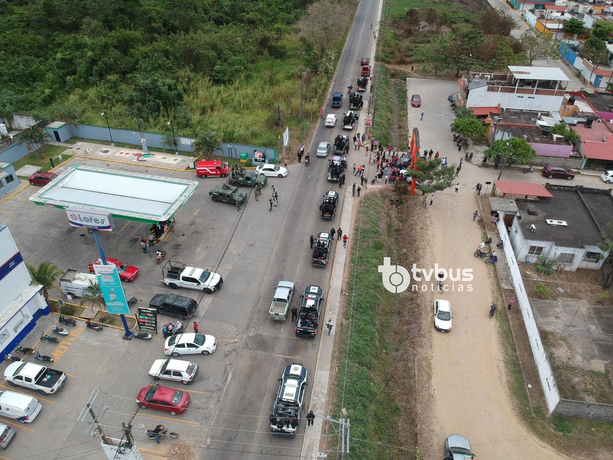 tvbus's tweet image. #FotoReporte |📸Otra perspectiva 👀
Mientras autoridades municipales de #Tuxtepec y representantes legales dialogaban sobre un posible desalojo, cuerpos de seguridad y vecinos de #ResidencialDelSur, se encontraban a la espera de acuerdos apostados en el acceso al fraccionamiento.