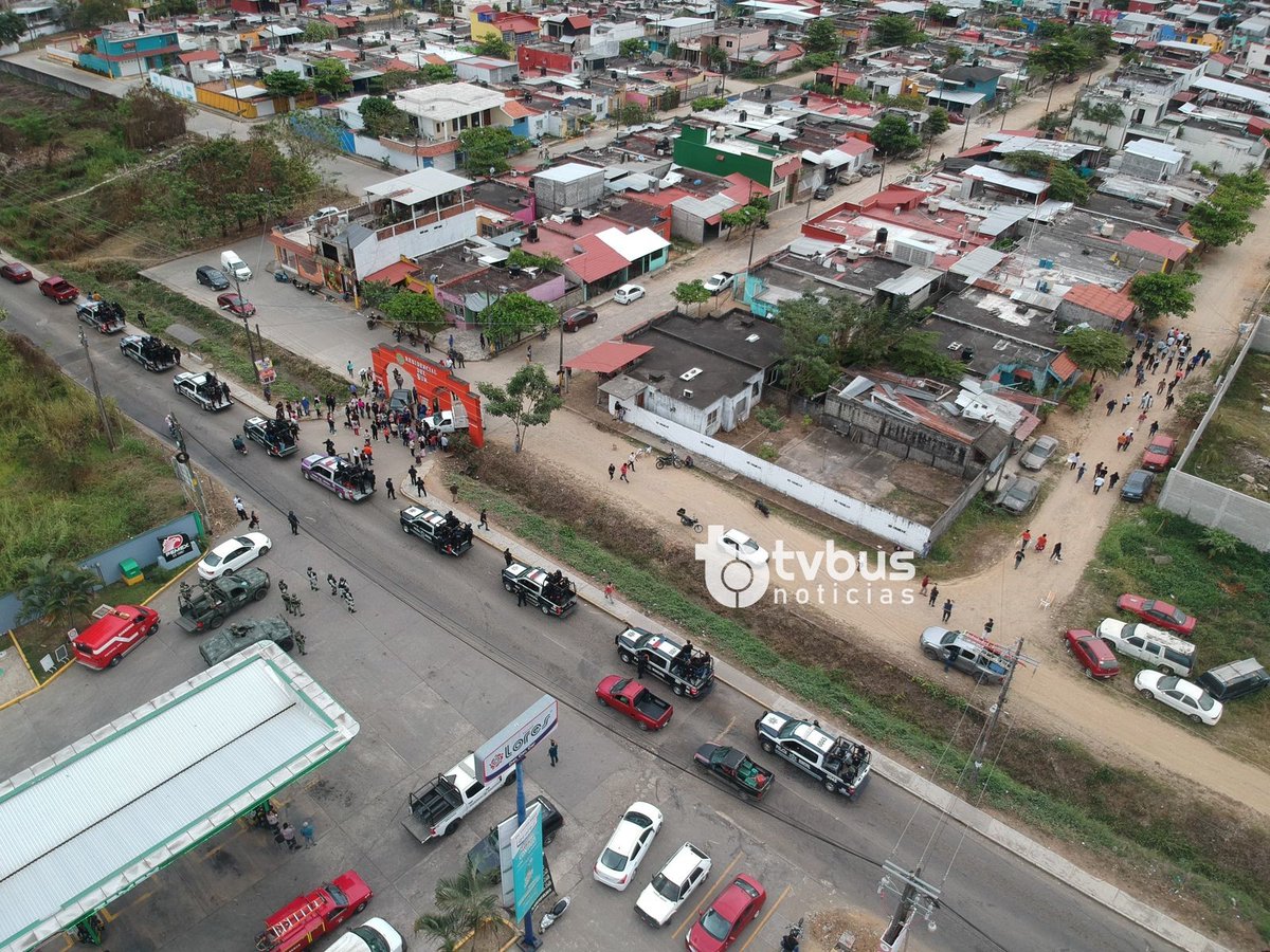 tvbus's tweet image. #FotoReporte |📸Otra perspectiva 👀
Mientras autoridades municipales de #Tuxtepec y representantes legales dialogaban sobre un posible desalojo, cuerpos de seguridad y vecinos de #ResidencialDelSur, se encontraban a la espera de acuerdos apostados en el acceso al fraccionamiento.
