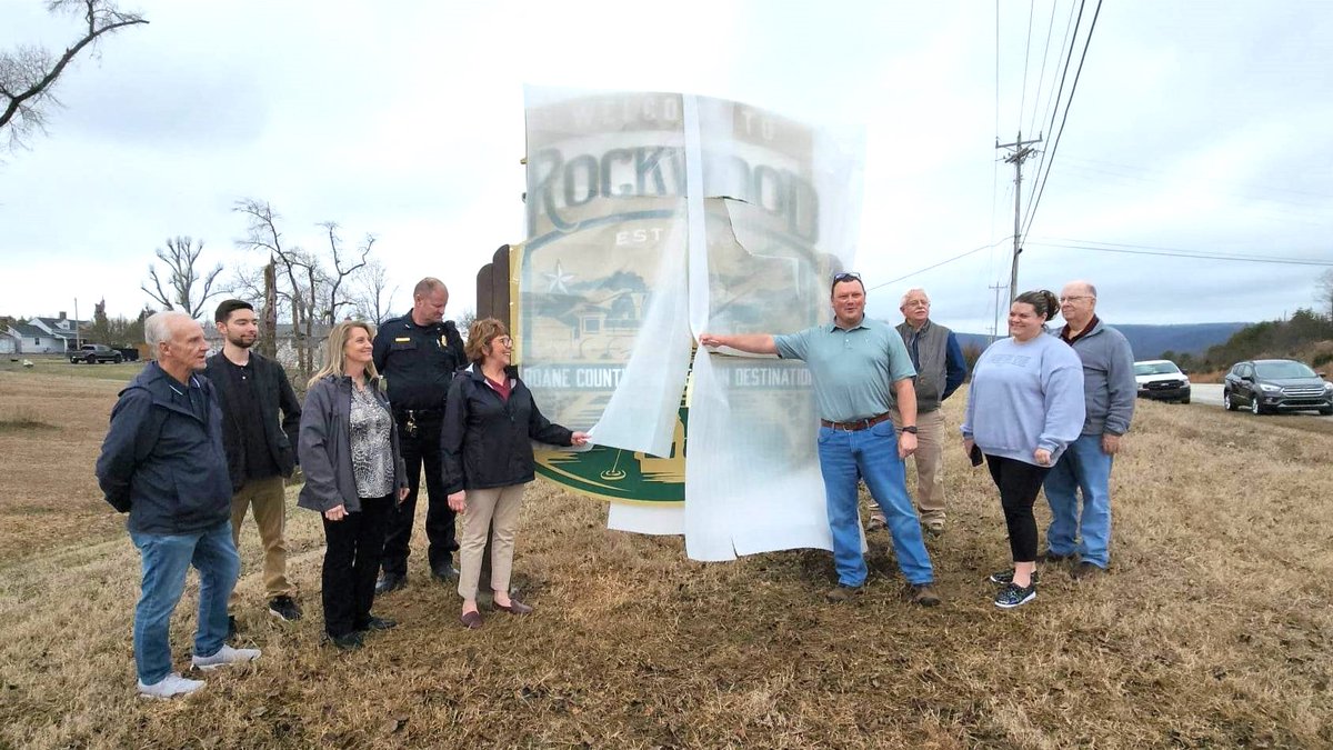 VisitRoane's tweet photo. #Congratulations to the City of Rockwood on their new #welcomesigns!🎉🎉 We were happy to celebrate these beautiful signs at an unveiling ceremony this week. #rockwoodtn #rockwoodtnrocks https://t.co/hDNs5B2COS
