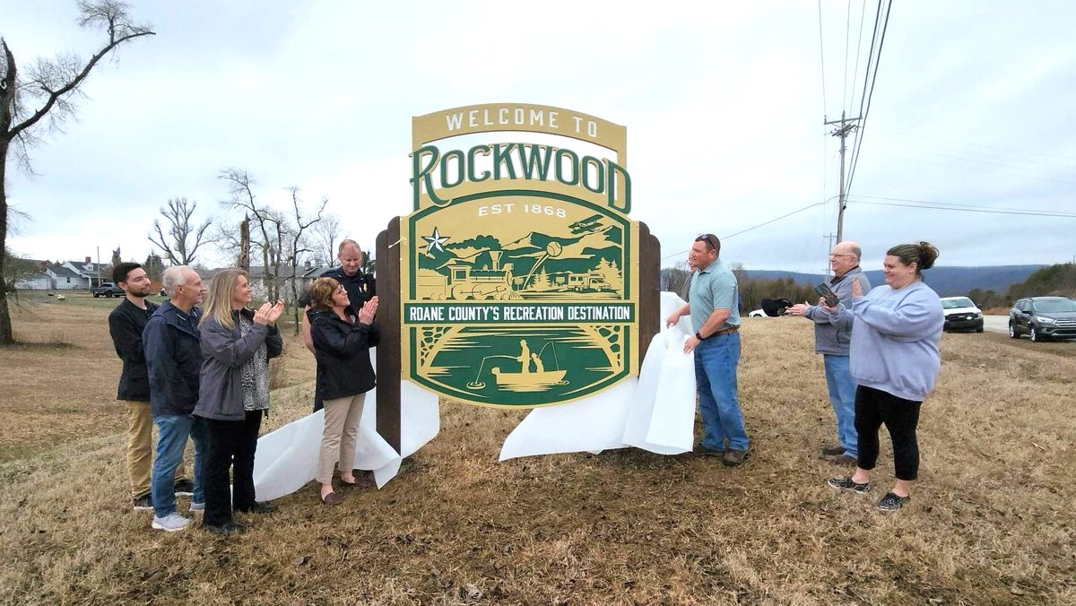 VisitRoane's tweet photo. #Congratulations to the City of Rockwood on their new #welcomesigns!🎉🎉 We were happy to celebrate these beautiful signs at an unveiling ceremony this week. #rockwoodtn #rockwoodtnrocks https://t.co/hDNs5B2COS