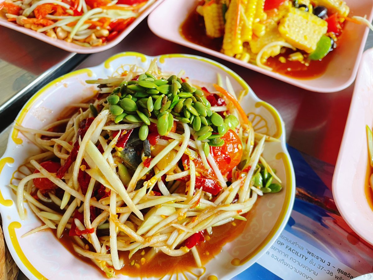 KKnomPangVIP's tweet photo. 🌶️ส้มตำเจ๊โส🥗 ขวัญใจชาวออฟฟิศสีลม ทีเด็ดคือปีกไก่ย่าง ที่ย่างมาแบบกรอบนอกฉ่ำใน หมักเข้าเนื้อมากก🍗 ชั้นมาเพื่อสิ่งนี้พี่มากรอกหูให้ฟังตลอดว่าปีกไก่เจ๊โสอร่อย🤣 ส้มตำก็เด็ดไม่แพ้กันรสออกหวาน ต้มแซ่บดีโดยรวมอร่อยเข้ากัน ข้าวเหนียวตักเองได้เลย เริ่ดๆ #อร่อยไปแดก @aroii @Kin24hrs https://t.co/s9ovfw5XaY