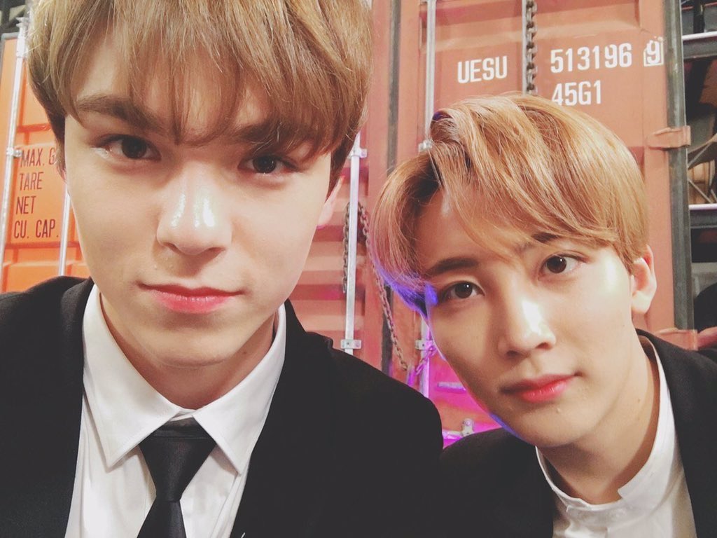 happy birthday vernon!! 🐢😎 booseokhan love you 💖

#도겸버논_218번_생일축하해야지
#Dreamy_DK_VERNON_Day