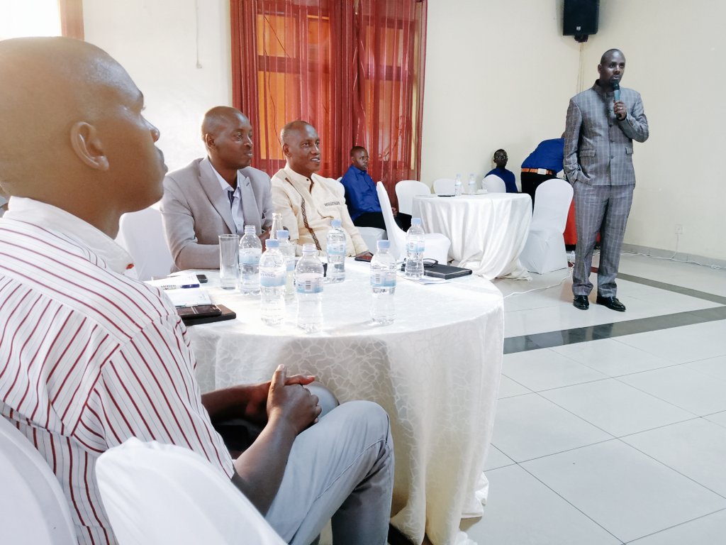 KanombeSector's tweet photo. Umuyobozi Nshingwabikorwa wa @KicukiroDistr, ari mu cyumba cy'inama cya  Hilltop Hotel ahari kubera Inama Nyunguranabitekerezo kw'iterambere rya  @kanombesector kubufatanye n'abikorera.

Aho barebera hamwe ishyirwamubikorwa ry'Imihigo ya 2022-2023.

@umusoso 
@PsfKicukiro https://t.co/0nqWUBeYcn