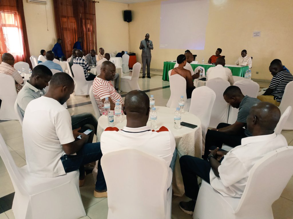 KanombeSector's tweet photo. Umuyobozi Nshingwabikorwa wa @KicukiroDistr, ari mu cyumba cy'inama cya  Hilltop Hotel ahari kubera Inama Nyunguranabitekerezo kw'iterambere rya  @kanombesector kubufatanye n'abikorera.

Aho barebera hamwe ishyirwamubikorwa ry'Imihigo ya 2022-2023.

@umusoso 
@PsfKicukiro https://t.co/0nqWUBeYcn