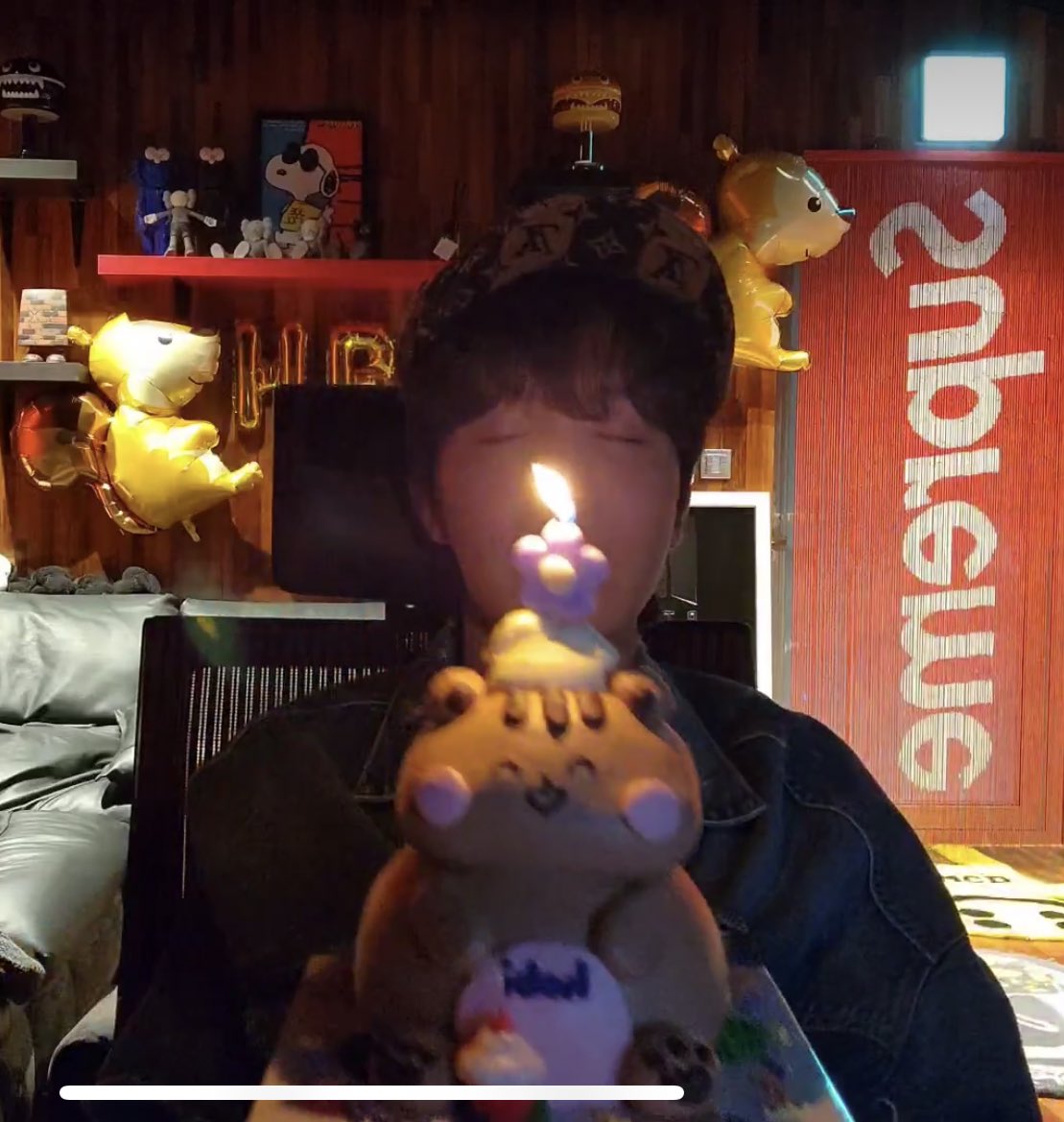 niko_withbts's tweet photo. ホビが今年も希望いっぱいな1年を送れますように。いつも明るい笑顔とその陽気さで私たちを元気にしてくれてありがとうㅠㅠㅠ生まれてきてくれてありがとうㅠㅠㅠ

#HappyJHOPEday
#HappyBirthdayJhope
#호석아_너는_나의희망
#호비생일ㅊㅋ
#호석이와_함께_희망으로_걸어갈게
#ホソク #ホビ https://t.co/j0mhMgW2JJ