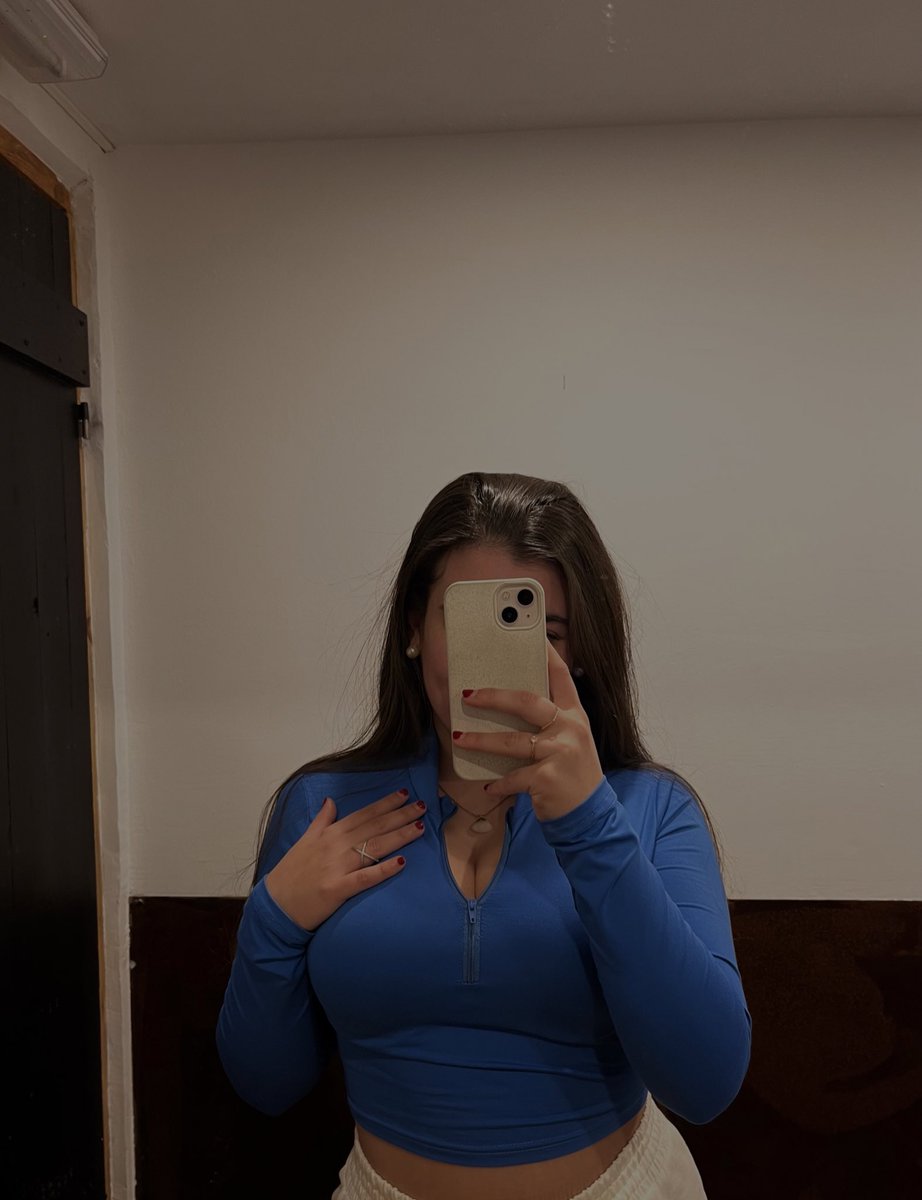 nnerea32's tweet photo. blue is the new black??? https://t.co/ZlltvvvHfR