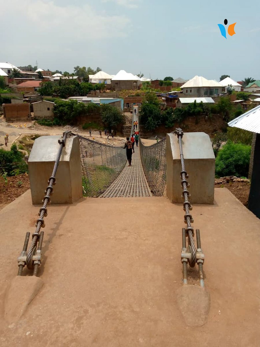 MagazineJimbere's tweet photo. 🌉 Sur des informations selon lesquelles la passerelle reliant les quartiers #Kamesa & #Busoro (@MairieBuja), serait menacée par de vols de ses pièces, l'administration locale dément: "Le pont est intact. Il y a un comité de suivi et un veilleur" https://t.co/A2wuGukm22
#Burundi https://t.co/37s1mf9LC3