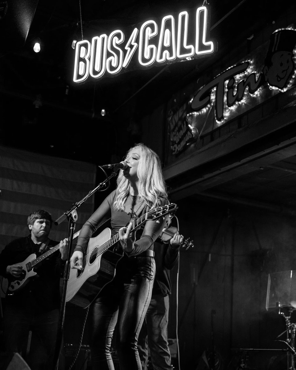 americanblnde's tweet photo. Rockin’ time at #BusCall this week 🤟⚡️ @TinRoofNash https://t.co/NxrwqjiG7K