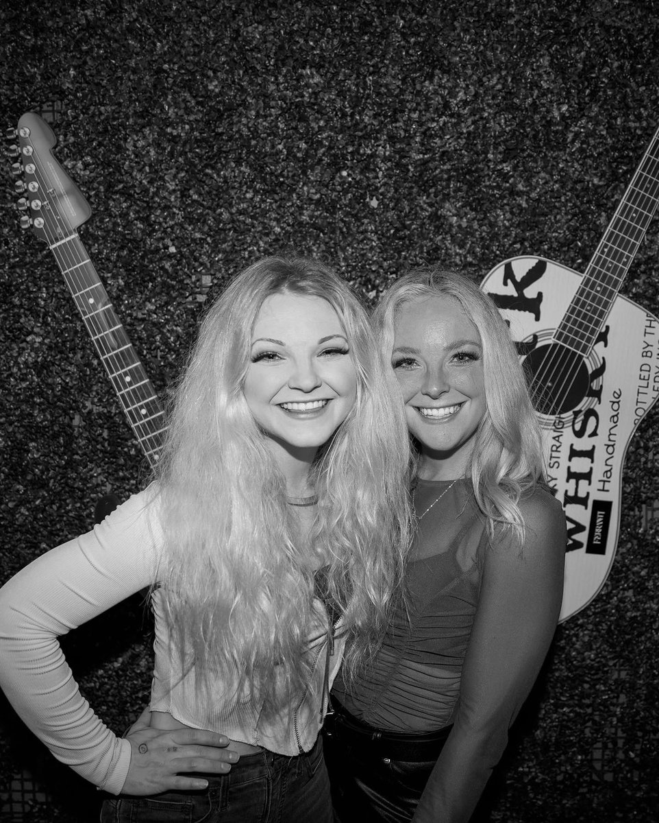 americanblnde's tweet photo. Rockin’ time at #BusCall this week 🤟⚡️ @TinRoofNash https://t.co/NxrwqjiG7K