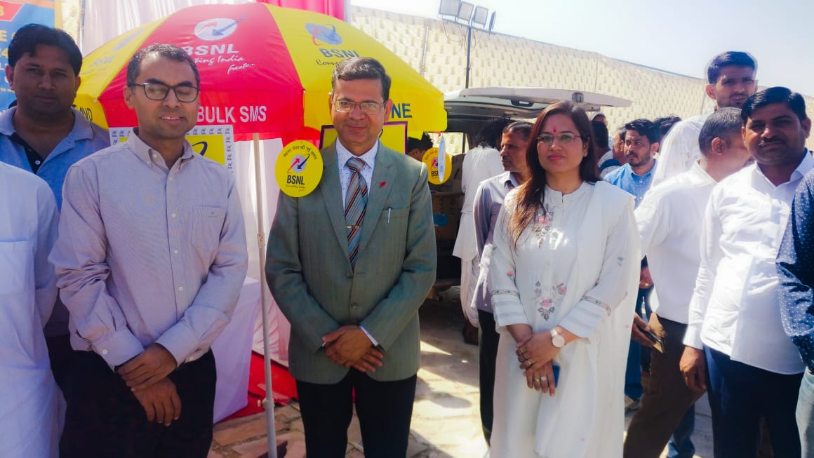 BSNL_RJ's tweet photo. #BSNL Stall in #Sambhar Festival. Distt collector #Jaipur Sh. Prakash Rajpurohit visited the #BSNL stall.
Sh. Umesh Kumar Khinchi GM (EB) PGMTD Jaipur encouraged the BSNL team for such a nice initiative.
#HugeNetworkAtAffordablePrices #ConnectingTheUnconnected https://t.co/skd3LoYsQ8