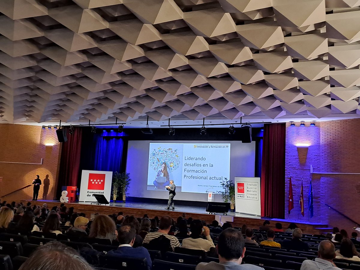 PalomaBracero's tweet photo. "Liderando desafíos en la FP actual" con @dcamposcalla
#JornadasInnovacionyformacionFP
#FormacionProfesional
#FormacionPermanente
#FormacionProfesorado
#IFC_Madrid #CompartePOAP https://t.co/KGKBC8WZJa