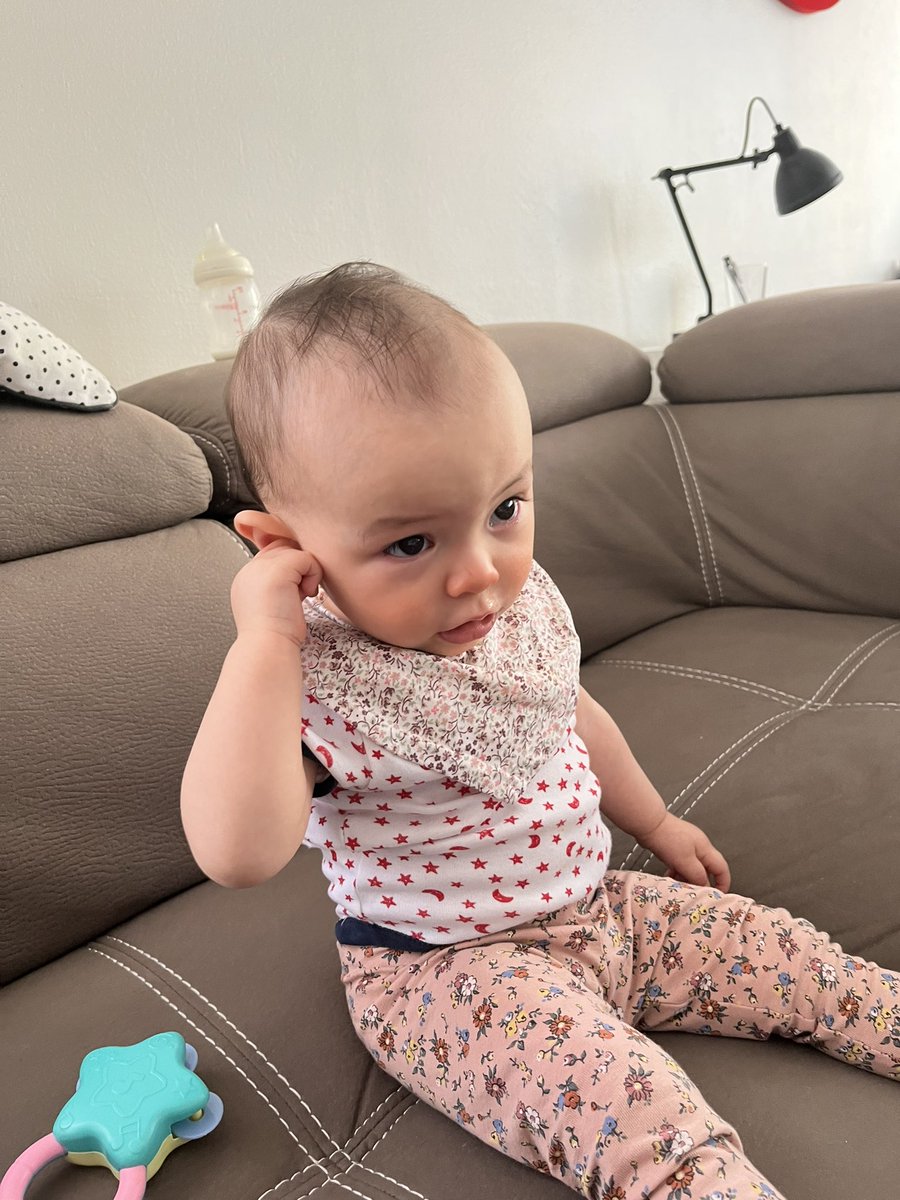 MBodvarsson's tweet photo. Litla mín að fá sína fyrstu flensu og mamma þarf að vinna. Ein í 12 tíma lasin með pabba sínum. Eitt af þessu fallegu momentum #pabbatwitter https://t.co/dWPJ4ha9We