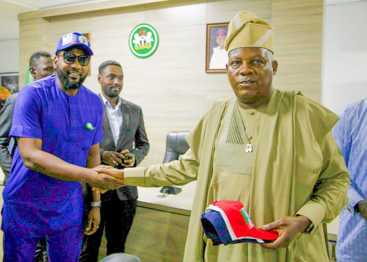 kakamalambashir's tweet photo. TAG Meets VP Candidate
....Donates Souvenirs To Support Tickets
The Asiwaju Group (TAG) met with the Vice Presidential Candidate of the All Progressives Congress (APC),Sen. @KashimSM. The Group led by its Conveners, Dr. Mustapha Abdullåhi,, #THCBN @OfficialAPCNg @KashimmediaS https://t.co/q2B2wBwQvg