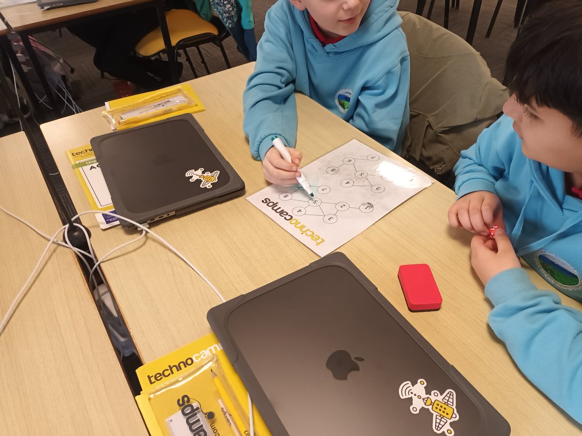 Hendrefoilan's tweet photo. An amazing day at @SwanseaUni with @Technocamps π€© We programed @scratch to create a zombie game and looked at making cures and vaccines! #hdfpSciTech #hdfpACL https://t.co/xkZnyBN47i