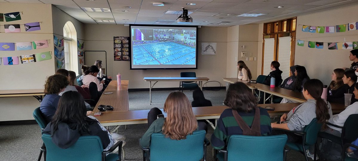 MadeiraSchool's tweet photo. The #MadeiraGrade9 Community Outreach Committee cheers on their classmate, Sunny C โ26, as she competes at states this morning ๐โโ๏ธ #MadeiraCommunity #MadeiraAthletics #MadeiraSwim @MadeiraSnails https://t.co/7dhKMoDvha