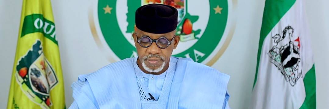 MobilePunch's tweet photo. Ogun Gov Vows To Withdraw Certificate Of Occupancy Of Stores That Reject Old Notes

The Governor of Ogun State Governor, Dapo Abiodun, has vowed to withdraw the certificate of occupancy of any corporation or store that refuses to accept old naira notes. https://t.co/37i1RuPwvA