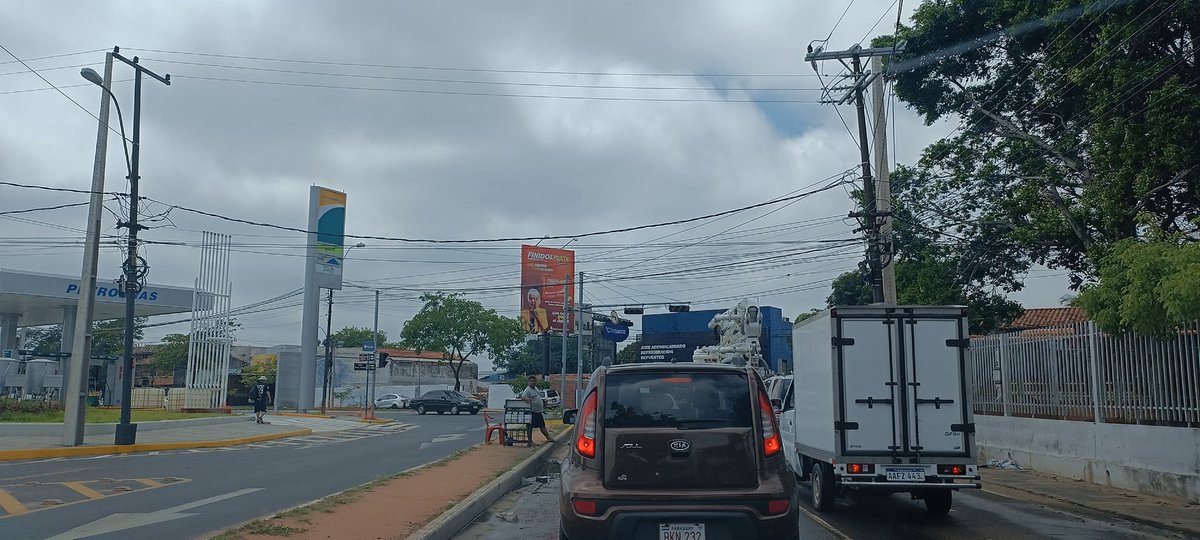 012_angela's tweet photo. Sin semáforo ni PMT para ayudar en el cruce ya hace unos días! Foto de hoy al mediodía Avda Aviadores del Chaco y Santísima Trinidad, una verdadera vergüenza que no se pueda solucionar @AsuncionMuni @TelefuturoInfo https://t.co/01bFB00xEs