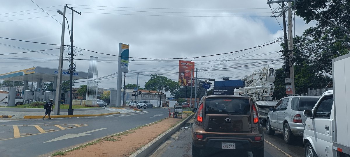 012_angela's tweet photo. Sin semáforo ni PMT para ayudar en el cruce ya hace unos días! Foto de hoy al mediodía Avda Aviadores del Chaco y Santísima Trinidad, una verdadera vergüenza que no se pueda solucionar @AsuncionMuni @TelefuturoInfo https://t.co/01bFB00xEs
