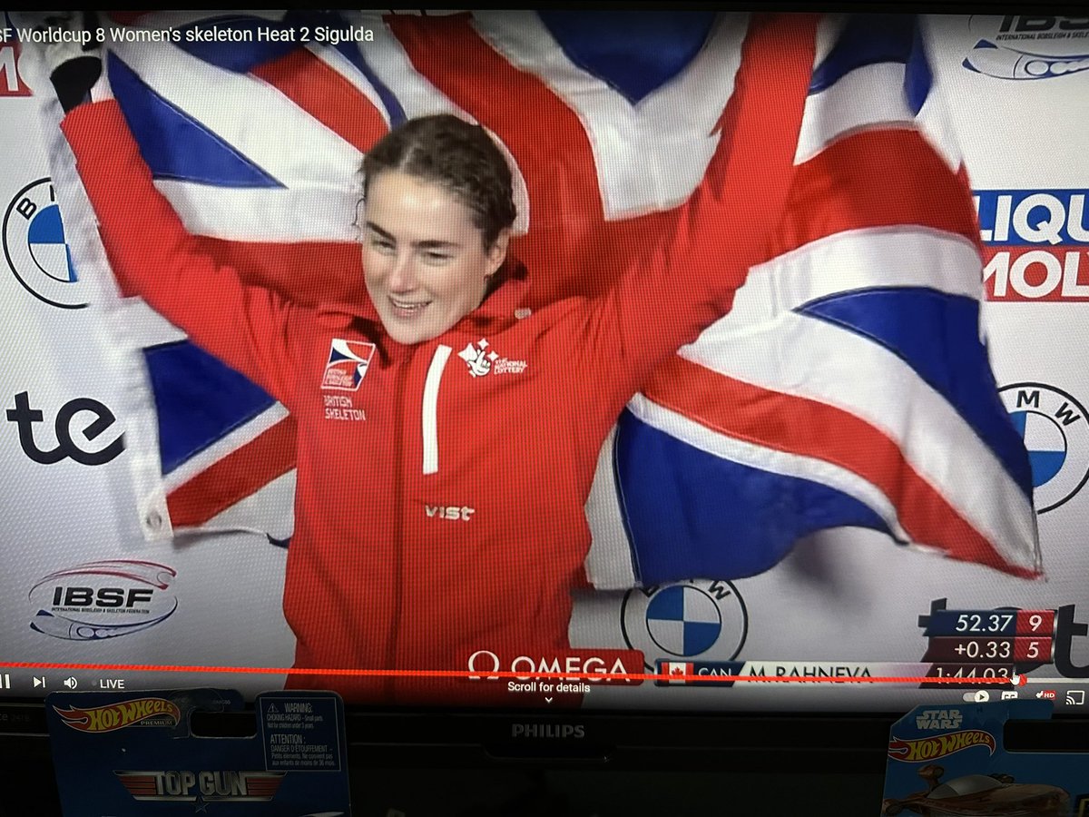 What a last race of the season.  So exciting.  Well done @skeletonlaura fantastic silver. 🛷💨💪🇬🇧🥈 #DeasAsInPeas #LunchBunch