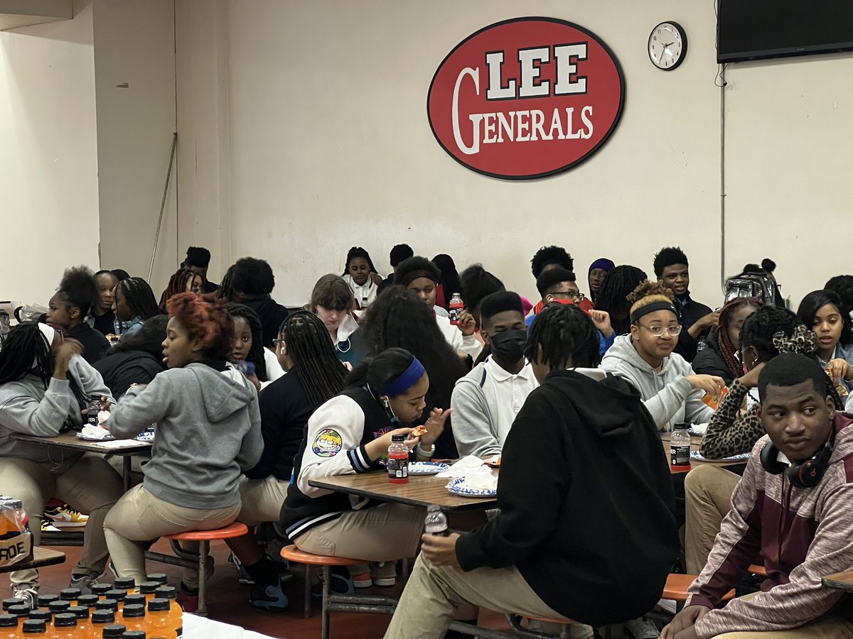 PrincipalAMarsh's tweet photo. Celebrating with our A/B Honor Roll students @leehighMPS Grateful for this group students for their hard academic work during the first semester. @MPSAL https://t.co/eUv1WZOjfD