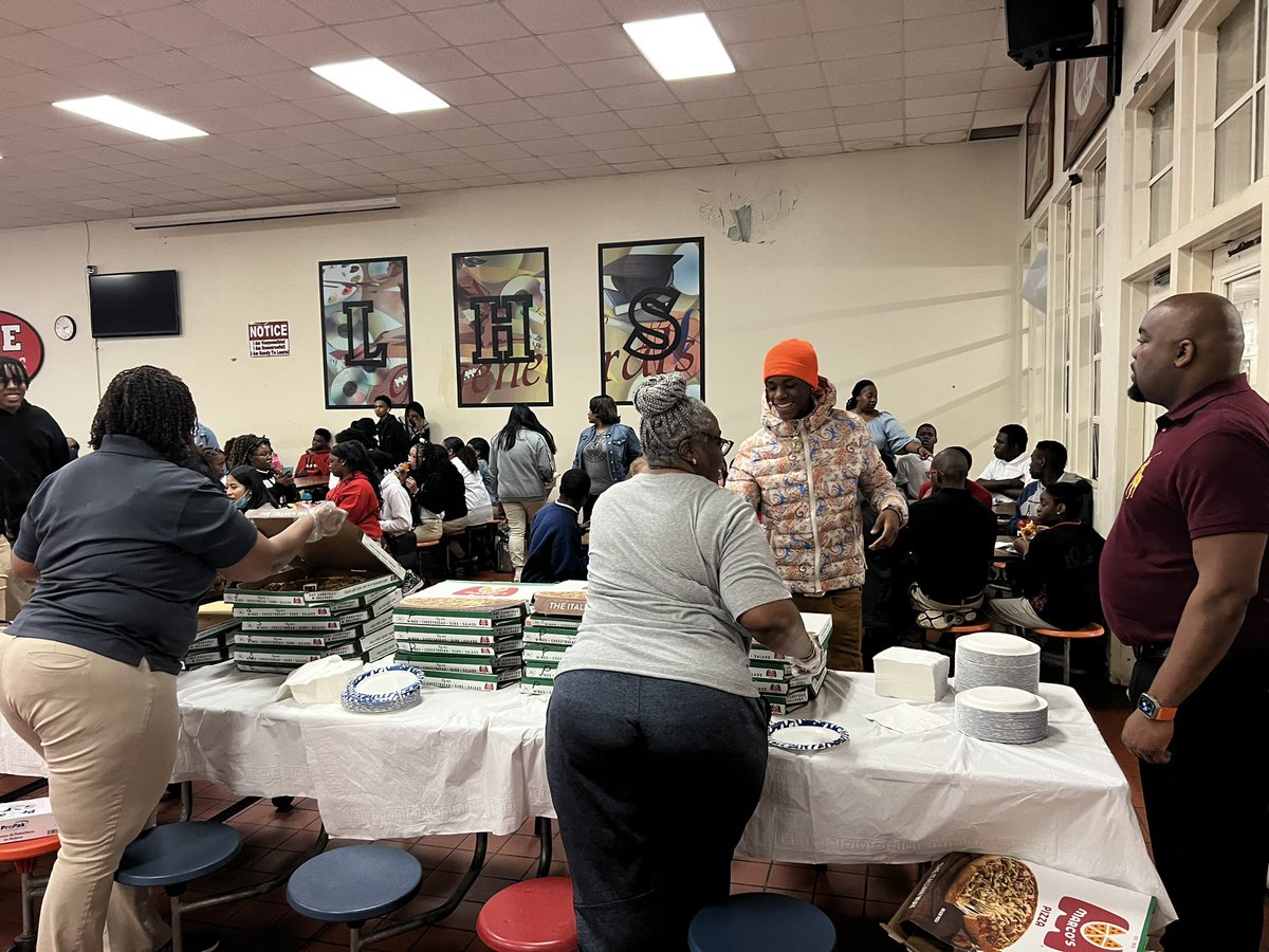 Celebrating with our A/B Honor Roll students <a href="/leehighMPS/">Robert E. Lee High School</a> Grateful for this group students for their hard academic work during the first semester. <a href="/MPSAL/">Montgomery Public Schools</a>