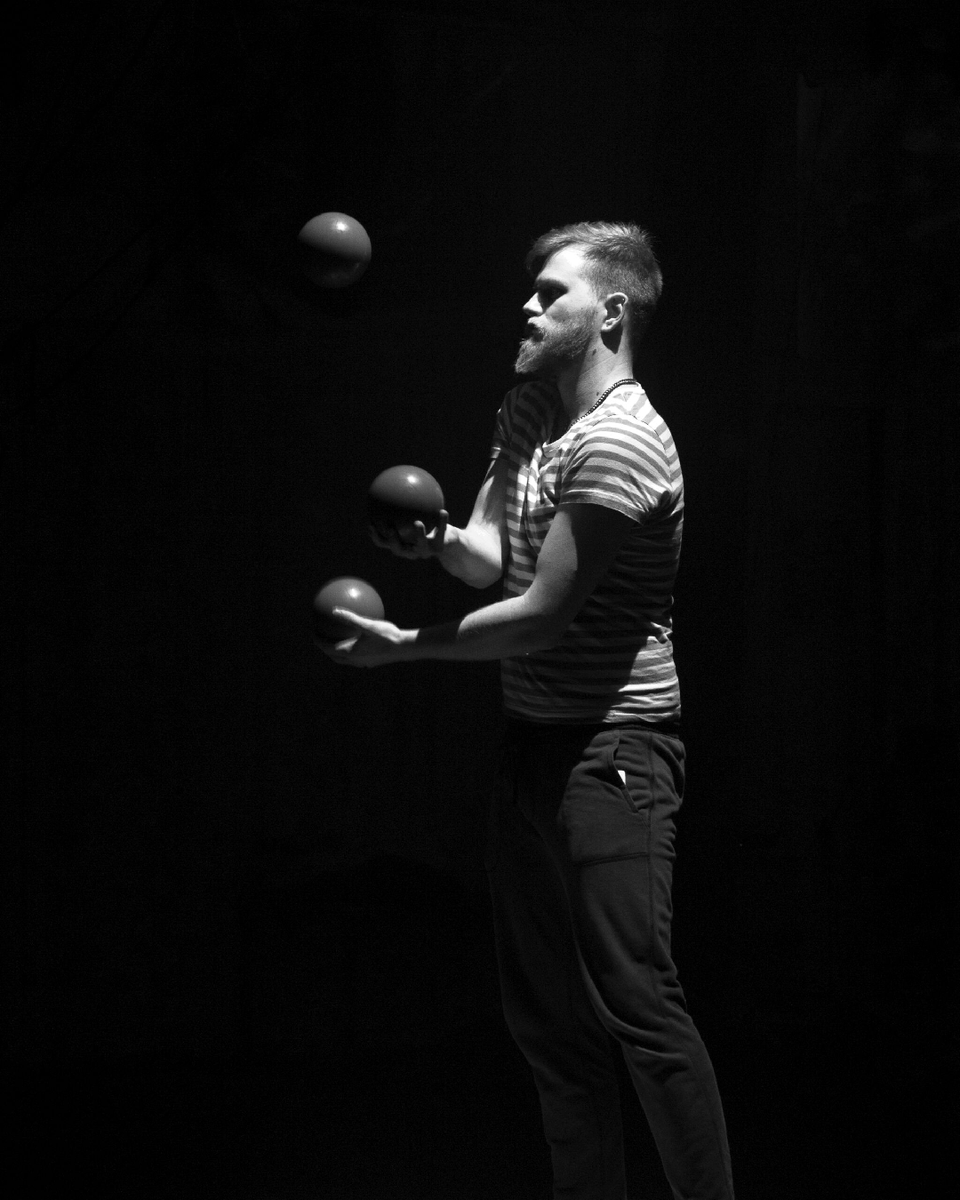 CircusMASH's tweet image. Juggle Club is back once again this Sunday with Birmingham Circus Skills Club 🤹‍♀️🙌

Join us from 5pm for an open session on a to come and learn juggling, diabalo and to use the space to practice  🌟

Class details -- circusmash.co.uk/classes/adult-…

#learntojuggle #juggling #whatsonbrum