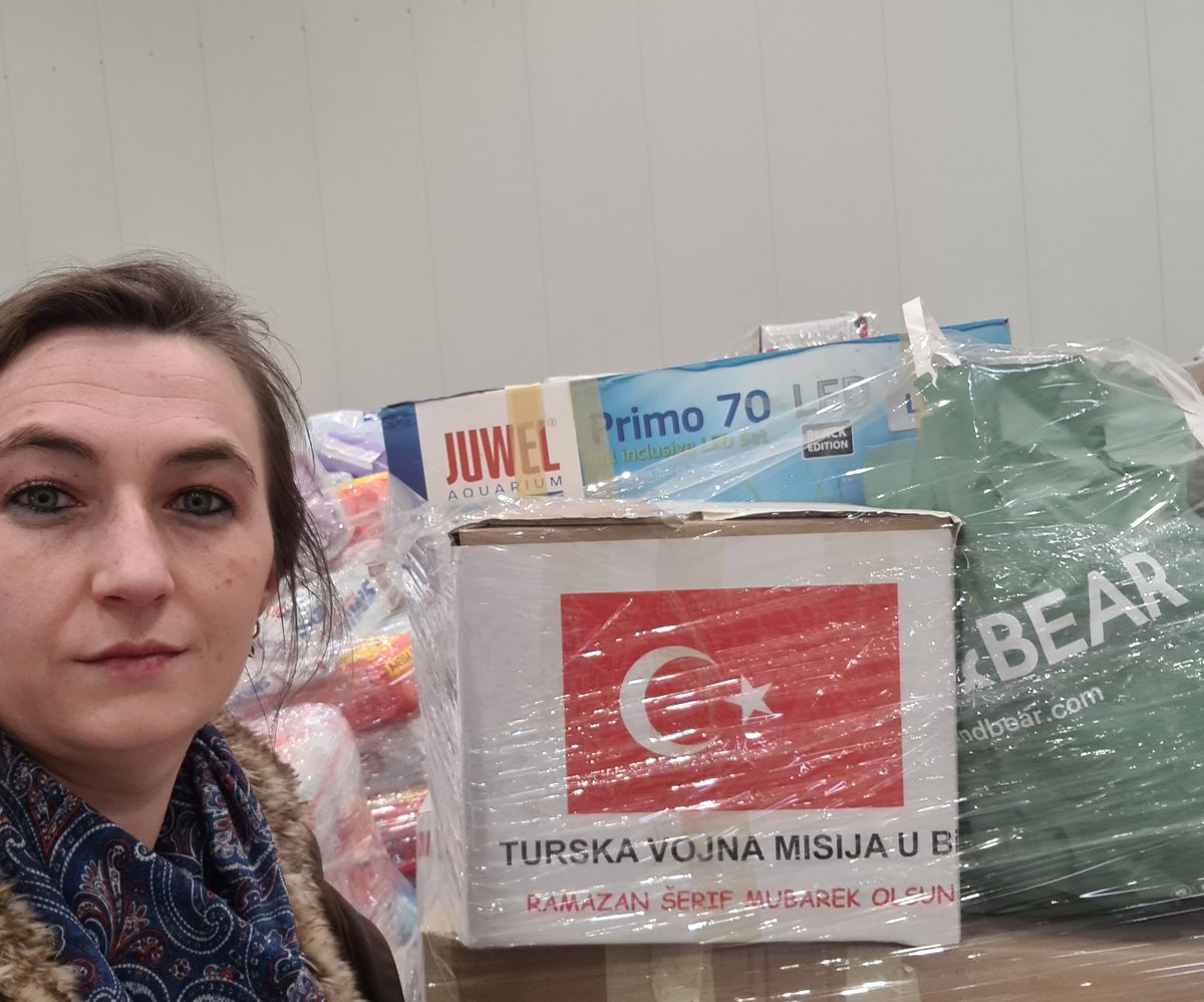 Bilmem hangi yılın Ramazan'ında Türk askeri birliğinin Bosna'da dağıttığı paket bu sefer dolu olarak Bosna'dan Türkiye'ye gidiyor. 

Kültürümüzde kardeşten, komşudan gelen tabak, geri boş gönderilmez.