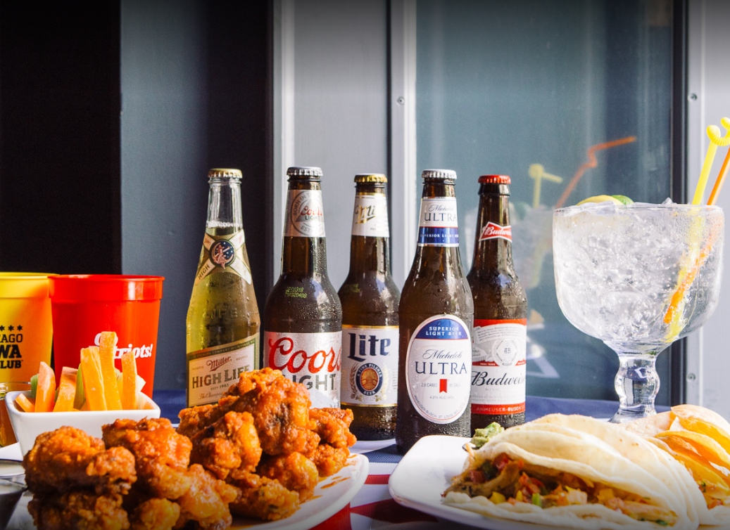 Kick off your weekend with us! Domestic bottles are only $3 from 5pm-7pm (that sounds like a very happy 2-hours 😊).

#chicagohappyhour #chicagodrinkdeals #rivernorthhappyhour #happyhour #happiesthour #drinkdeals #bestdrinkdeals #chicagoeats #chicagodrinks