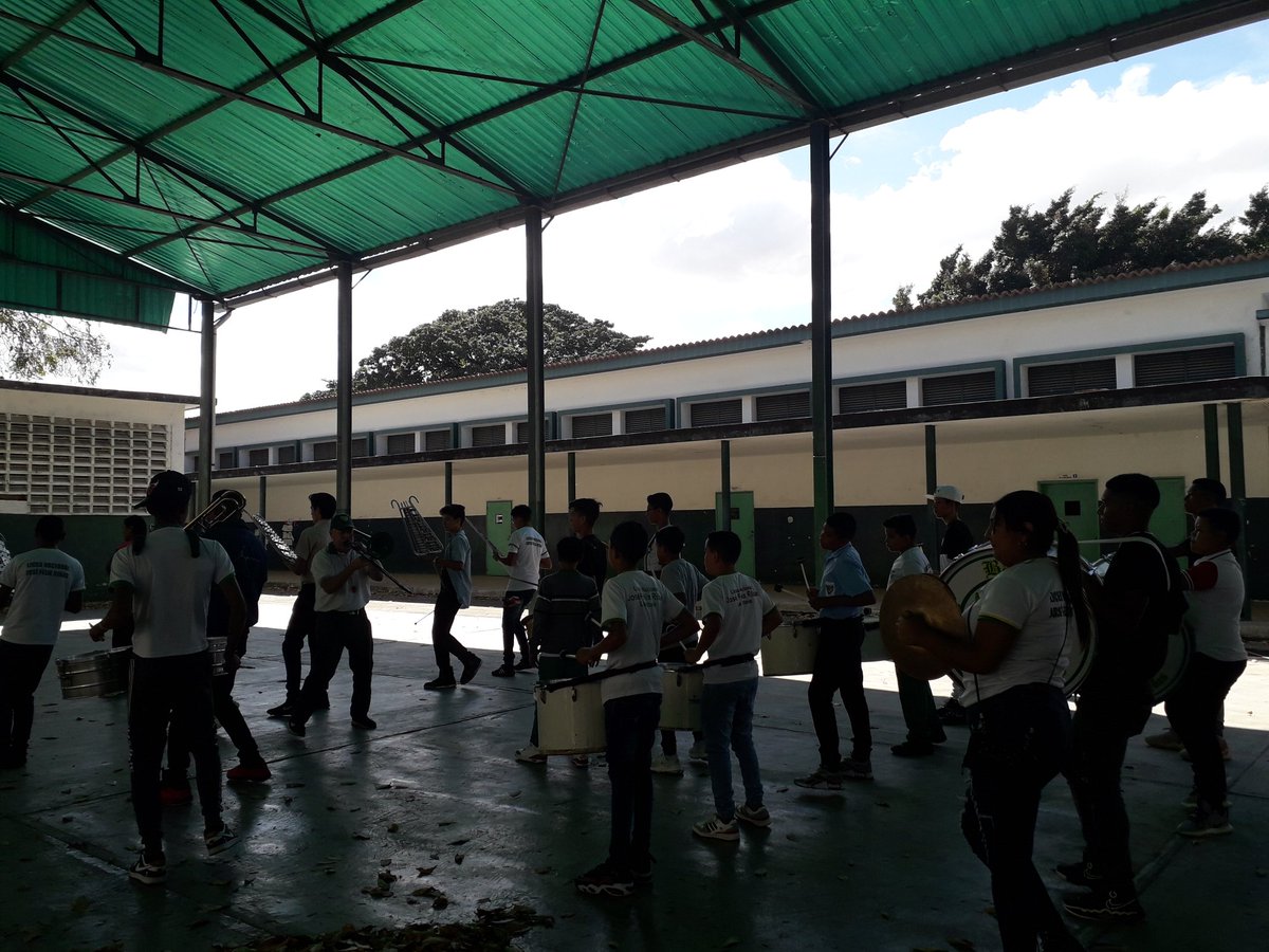 Nuestros estudiantes del Liceo Nacional José Félix Ribas activo con la Banda Show celebrando nuestros carnavales 2023. En #Ribas y #Aragua la Educación no se detiene. Siempre en Victoria. <a href="/_LaAvanzadora/">Yelitze Santaella</a> <a href="/leoalvacabrera/">Prof. Leonardo Alvarado</a> <a href="/MYovao120/">Yobany Marchena</a> <a href="/_NancyOrtuno_/">Nancy Ortuño Rojas</a>