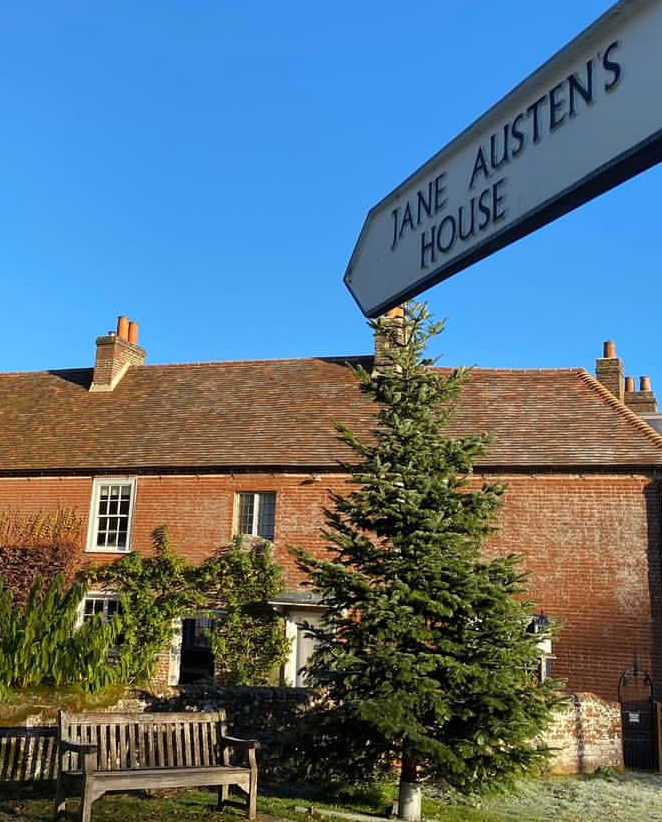Where it all started 📚

Jane Austen wrote all of her six famous books in her cottage, set in the quiet Hampshire countryside 🌳

Just a 25-minute drive from our #NewBuild homes at #SouthwoodMews, #Farnborough: bit.ly/SouthernSpaceSM

#SouthernSpace #SouthernHousing