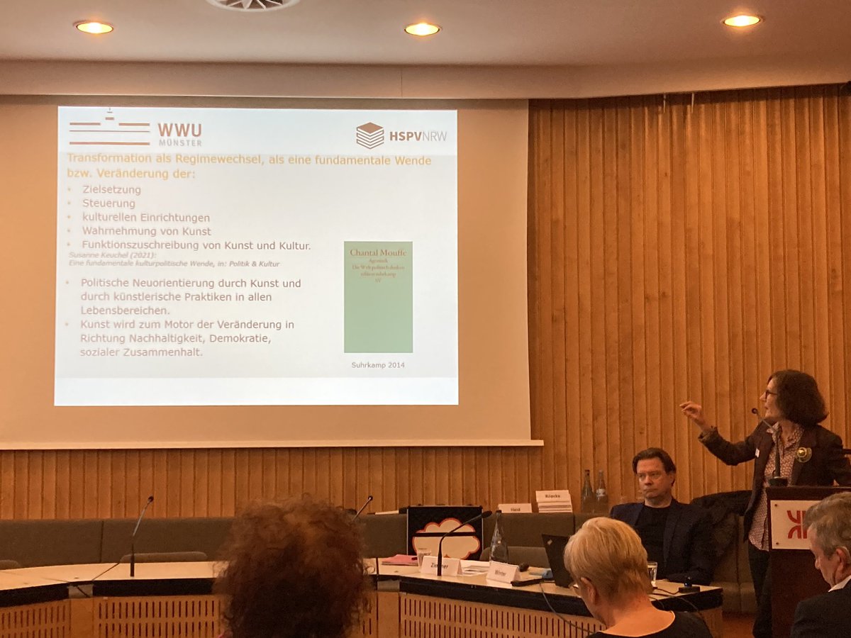 museumhub_de's tweet photo. Alle reden von #Transformation? Aber was was verändert sich?
- Ziele
- Steuerung 
- Kulturbetriebe
- das Kulturverständnis
und das alles gleichzeitig 😳
sagt Annette Zimmer von der @imi_ms 

#loccum #kupoge https://t.co/n4eQNasow9