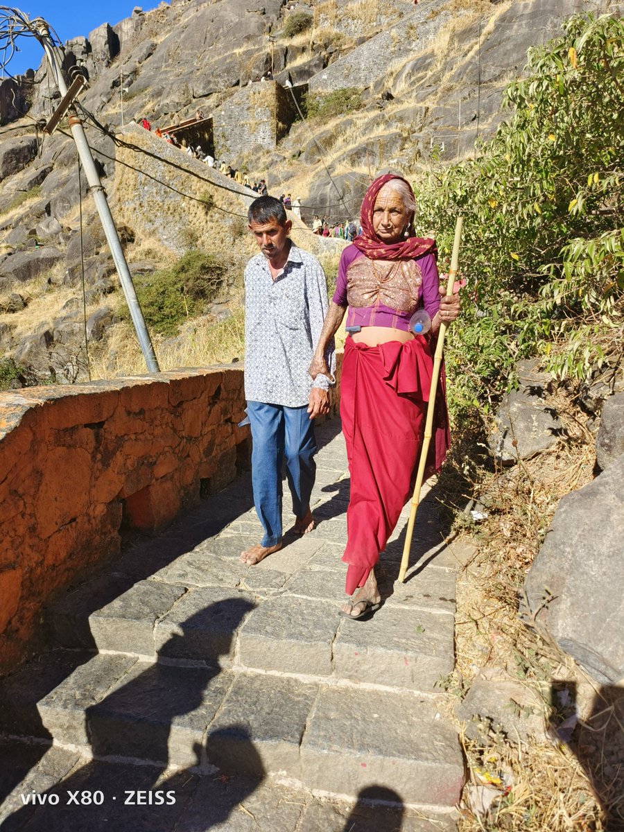80 વર્ષના માતા પોતાના સુરદાસ પુત્રનો હાથ પકડી ગિરનાર ના  9999 પગથિયાં ચડાવીને ઉતરી રહ્યા છે. માતાના નિસ્વાર્થ અને અનંત પ્રેમની સરખામણી તમે કોની સાથે કરશો? આ માં ના દર્શન કરી ધન્ય થયો.  #mahashivratri #ગિરનાર