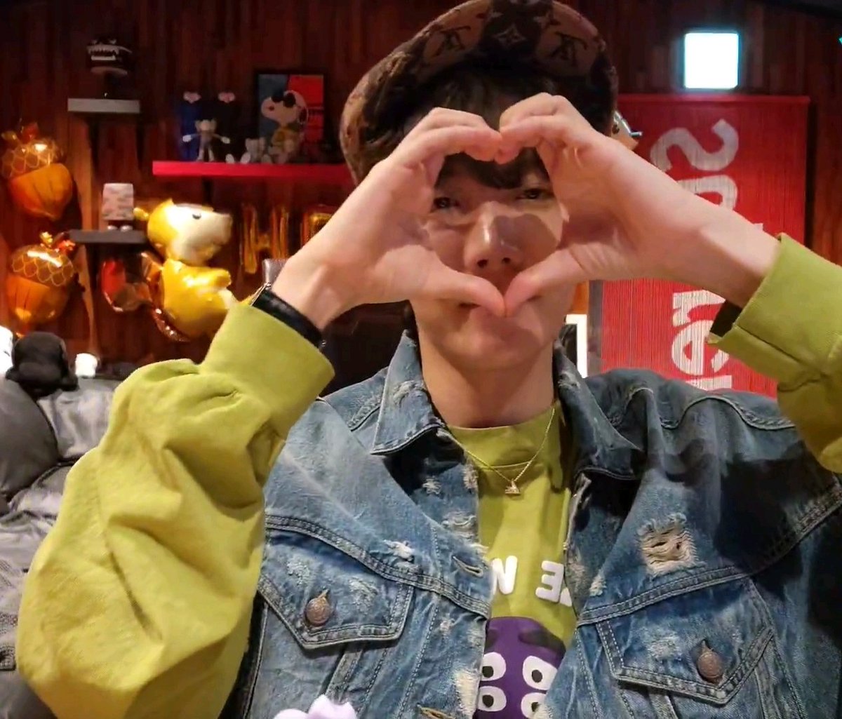 hobithviess's tweet photo. @purpleliifee Haaa hobaaa ka nashaaaa😭😭💜💜 https://t.co/2Bz1vEw3hs