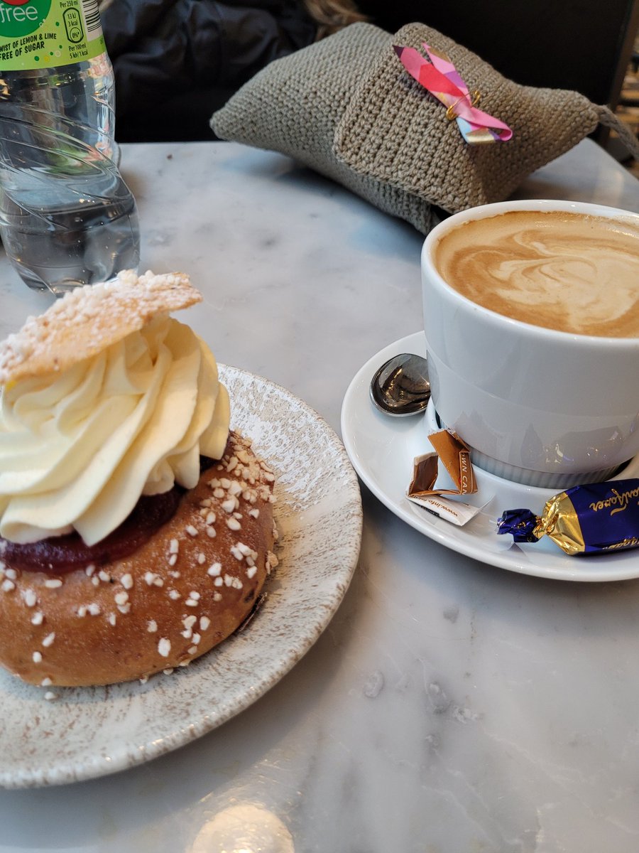 hempukka79's tweet image. Otteita väitöskirjatutkijan... Elämä on yhtä juhlaa, saat puhua tutkimuksestasi ja päälle tarjotaan kahvit rähmäpullalla...
#4T
#SPPL 
#väitöskirja
#laskiaispulla