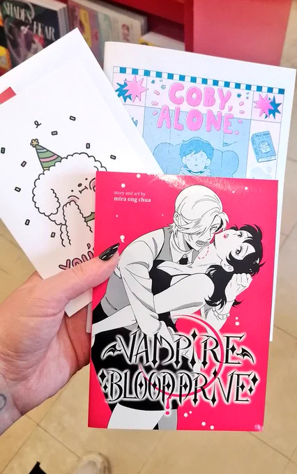 Me and kaz popped into @littledeercmx to pick up some comics and zines!! 🦌💖 