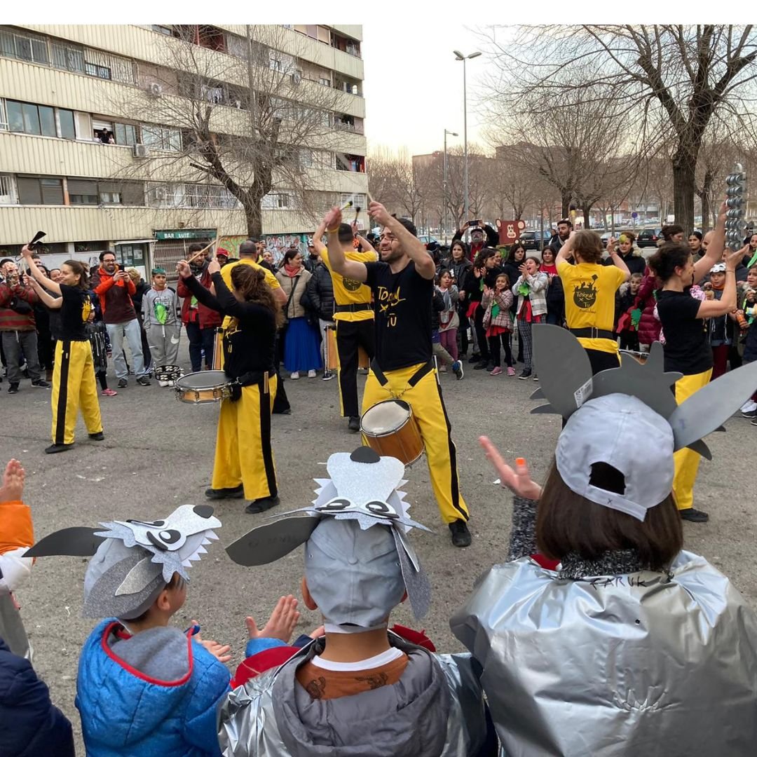EspaiJoveLaMina's tweet photo. 🤩 Bon dia famílies!!🤩

Ahir vam passar un dia magnífic celebrant el carnestoltes de manera comunitària, disfressant-nos de personatges de contes 🎭

✨Nosaltres vam voler donar-li un canvi d'aires al conte de la Blancaneus i els set nans, aquí us deixem unes fotos https://t.co/rQK7hhErXI