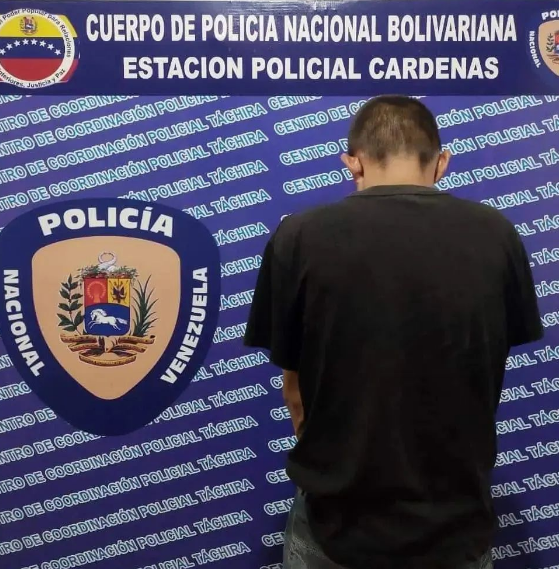 InforTvenezuela's tweet photo. Jon Deivid Arenas de 42 años,fue detenido por la Policía Nacional (PNB) por haber violado a una perrita de 2 meses de nacida que se la habían regalado.
El sujeto fue detenido en el Municipio Cárdenas del estado Táchira.
Tenía prontuario por violación.
La perrita a las horas,murió https://t.co/f0Oa8SwbH0