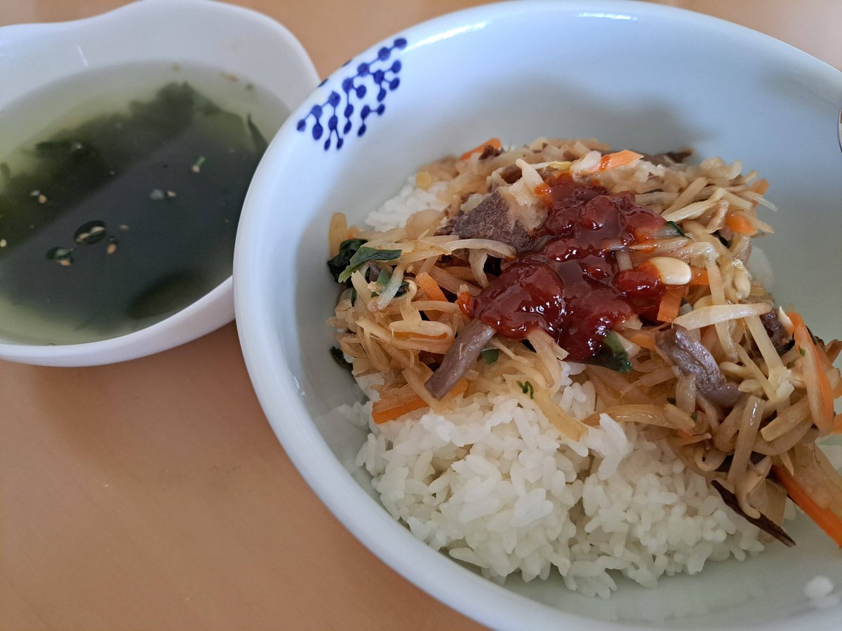 mosquitoos's tweet image. This is today's lunch. Korean-style bibimbap and seaweed soup.
#lunch
#Japan
#washoku
#bibimbap
#soup